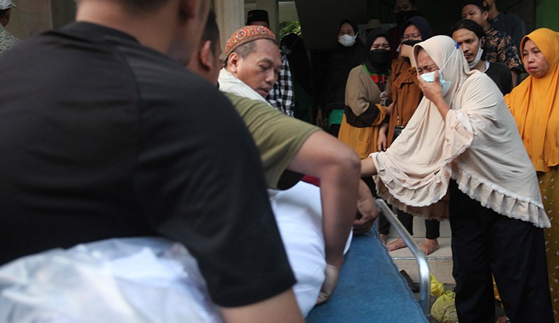 Suasana Haru Pemakaman Korban Kecelakaan Maut Bus Pariwisata di Tol Mojokerto - Bagian 2