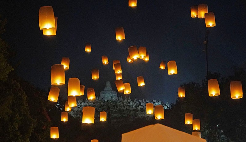 2.022 Lampion Diterbangkan ke Langit sebagai Simbol Harapan dan Perdamaian Dunia - Bagian 3