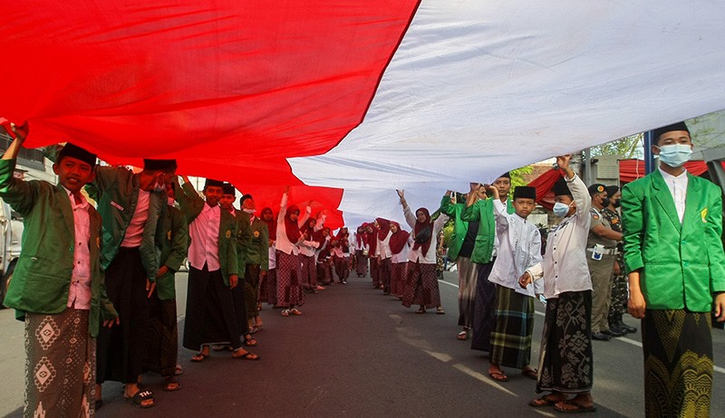 Ratusan Masyarakat Lintas Agama Bentangkan Merah Putih Sepanjang 300 Meter - Bagian 1