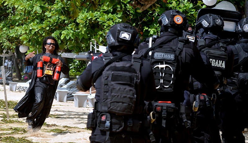 Pria Misterius Bawa Rompi Berisi Bom Dilumpuhkan Polisi di Nusa Dua Bali - Bagian 1