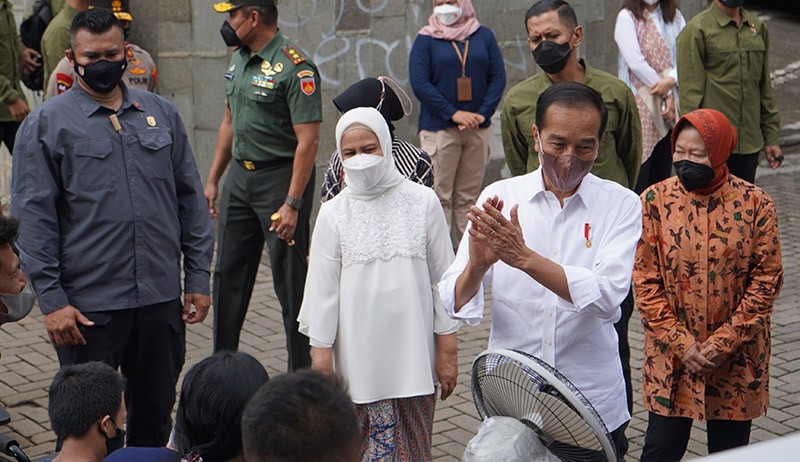 Presiden Jokowi Temui Warga dan Pedagang Pasar Muntilan Semarang - Bagian 2