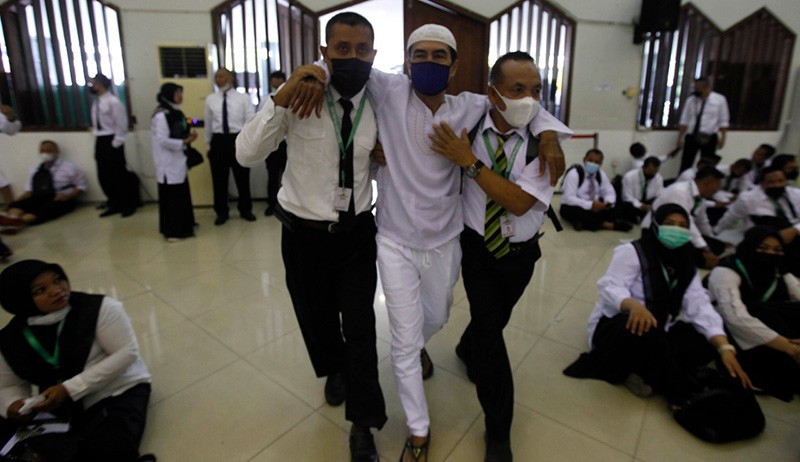 Potret Kesiapan Petugas Tenangkan Calon Jemaah Haji Histeris hingga Marah-Marah - Bagian 2