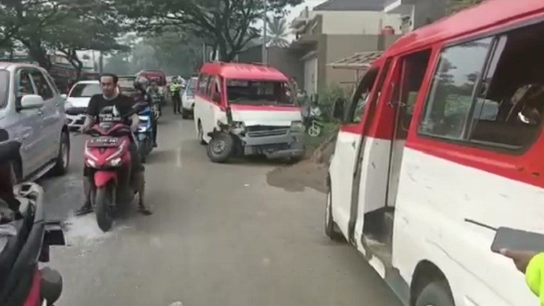 Dua Angkot Tabrakan di Serang Banten, Lima Penumpang Terluka