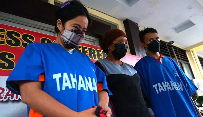Tampang Ayah Kandung, Ibu Tiri dan Nenek Tiri Penganiaya Anak 5 Tahun hingga Tewas - Bagian 1