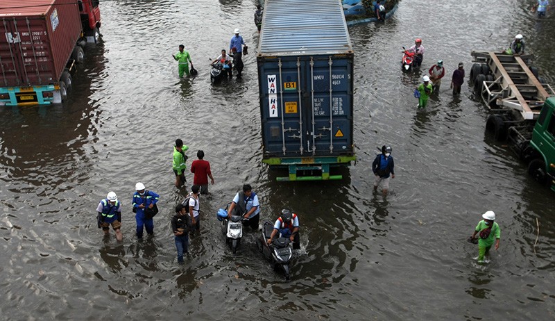 Sejumlah Sepeda Motor Terendam Banjir Rob hingga Jok di Kota Semarang - Bagian 4