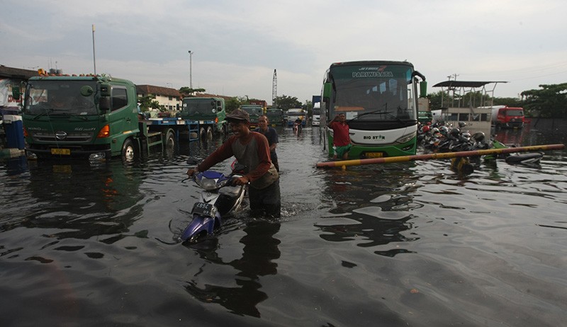 Sejumlah Sepeda Motor Terendam Banjir Rob hingga Jok di Kota Semarang - Bagian 2