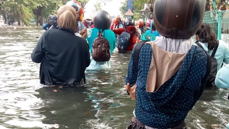 Semarang Diterjang Banjir Rob, Motor dan Mobil Tenggelam