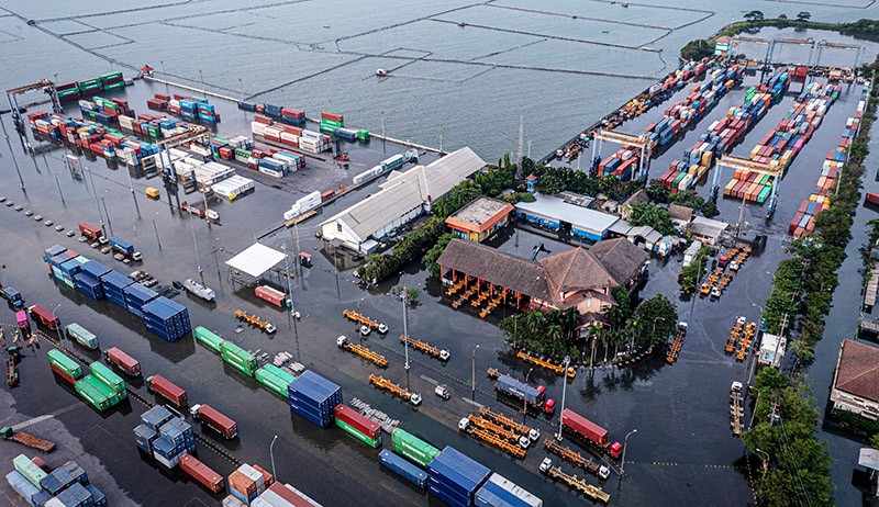 Bea Cukai Tanjung Emas Sebut 185 Peti Kemas Terdampak Banjir Rob
