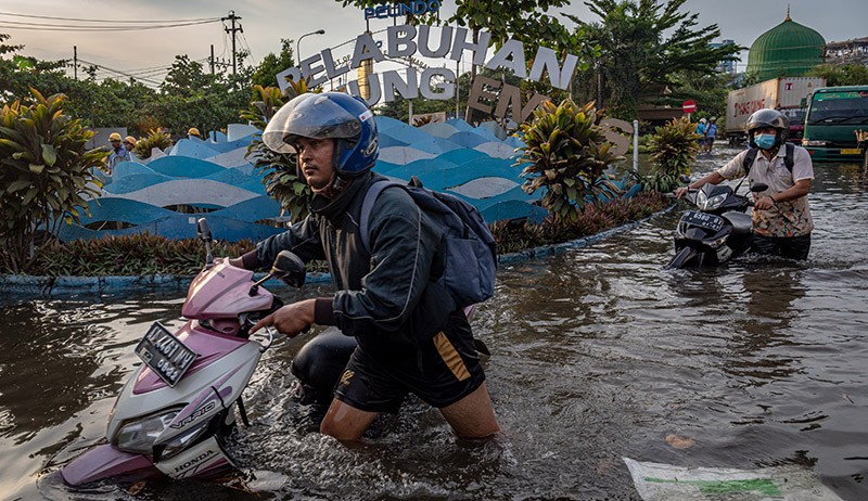 Foto-Foto Kendaraan Terendam Banjir Rob di Pelabuhan Tanjung Emas Semarang - Bagian 4