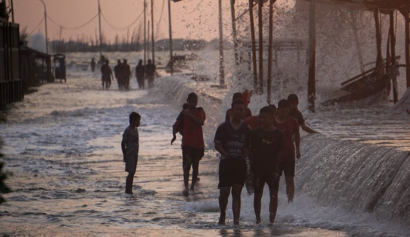 Waspada, Gelombang Air Laut Setinggi 3 Meter Terjang Pesisir Pantai Utara - Bagian 2