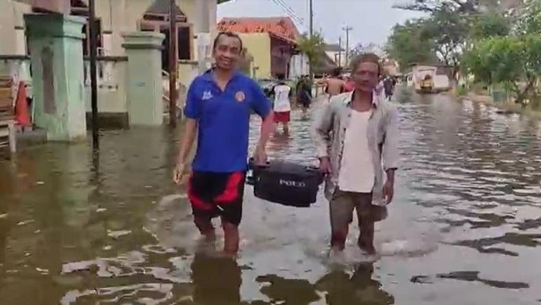 Banjir Rob di Kendal Mulai Surut, Warga Manfaatkan untuk Bersihkan Rumah  