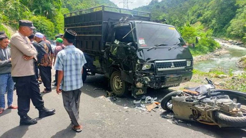 Brak! Adu Banteng dengan Mobil Pikap, Kurir Paket di Pidie Tewas 