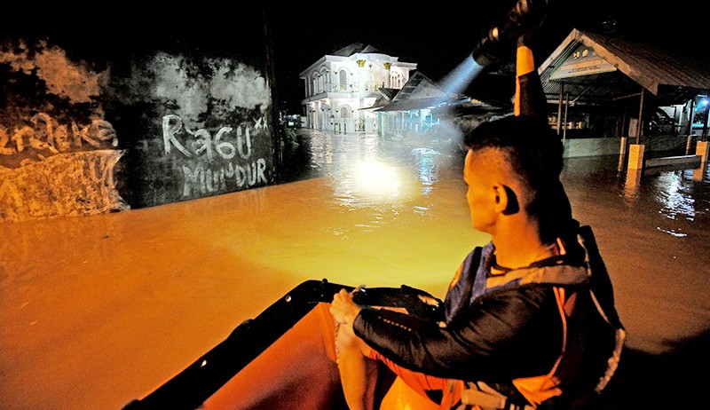 Tim SAR Door to Door Evakuasi Korban Banjir Jambi yang Terjebak di Dalam Rumah - Bagian 4
