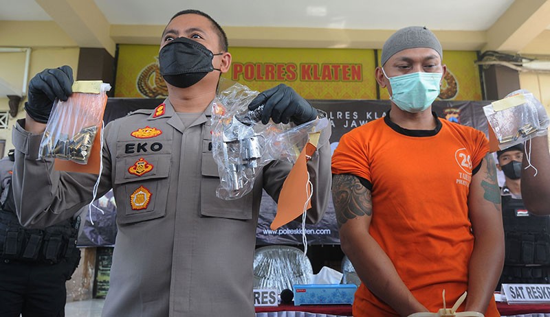TNI Gadungan Jual Senjata Api Rakitan melalui Media Sosial - Bagian 1