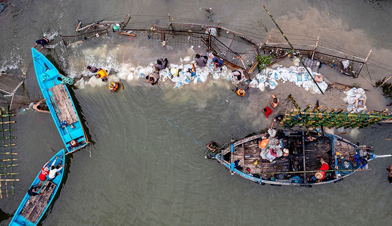 3.600 Karung Berisi Pasir dan Batu Tutup Tanggul Jebol di Pelabuhan Tanjung Emas - Bagian 2