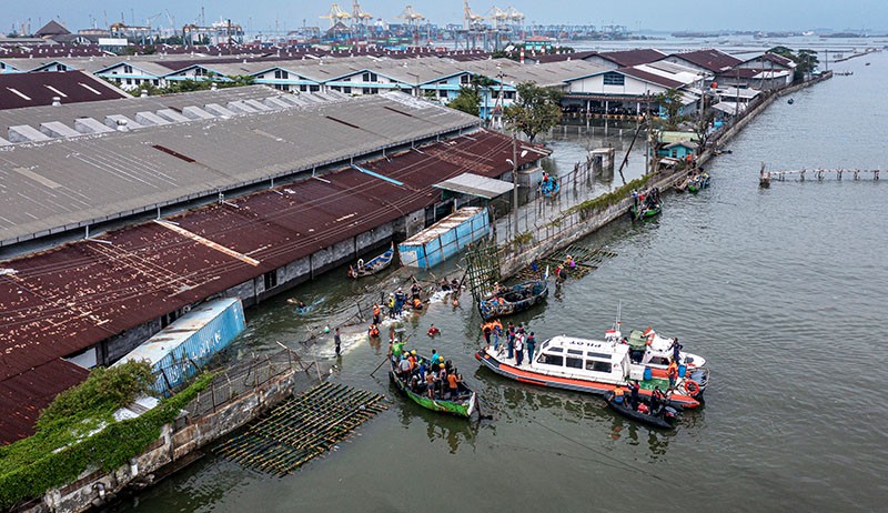 3.600 Karung Berisi Pasir dan Batu Tutup Tanggul Jebol di Pelabuhan Tanjung Emas - Bagian 1