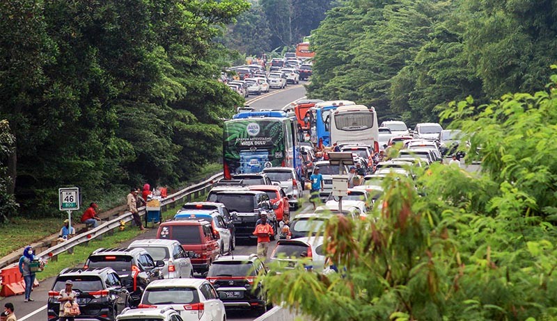 Begini Padatnya Kendaraan Menuju Kawasan Puncak Bogor - Bagian 1