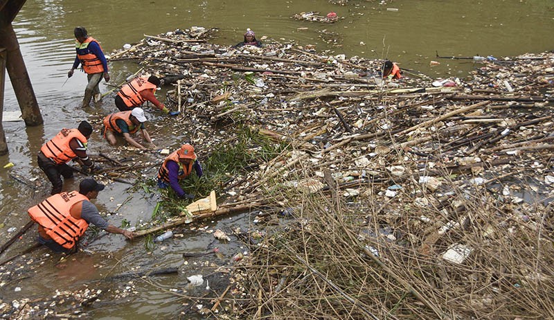 1.500 Kubik Sampah Bambu Membuat Aliran Sungai Cikeas Tersumbat - Bagian 2