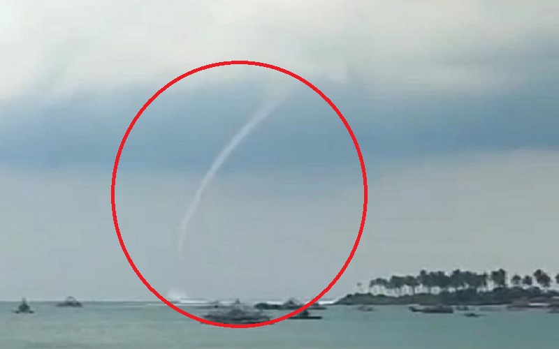 Angin Tornado Ngamuk di Laut Pantai Binuangeun Banten Selatan, Warga Malah Nonton