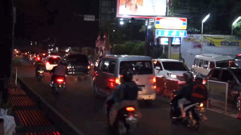 Arus Kendaraan dari Lembang ke Kota Bandung Padat Merayap, Polisi Terapkan One Way