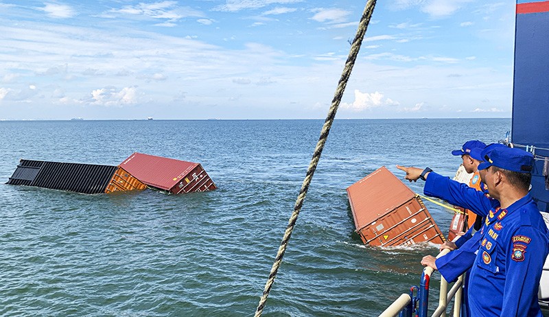 Foto Kapal Tongkang Bawa 195 Kontainer Tenggelam Dihantam Angin Kencang di Kepri - Bagian 3