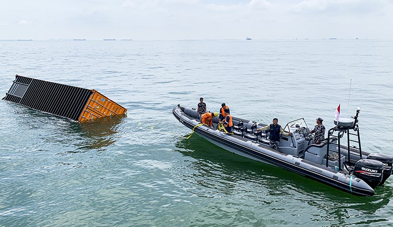 Foto Kapal Tongkang Bawa 195 Kontainer Tenggelam Dihantam Angin Kencang di Kepri - Bagian 2