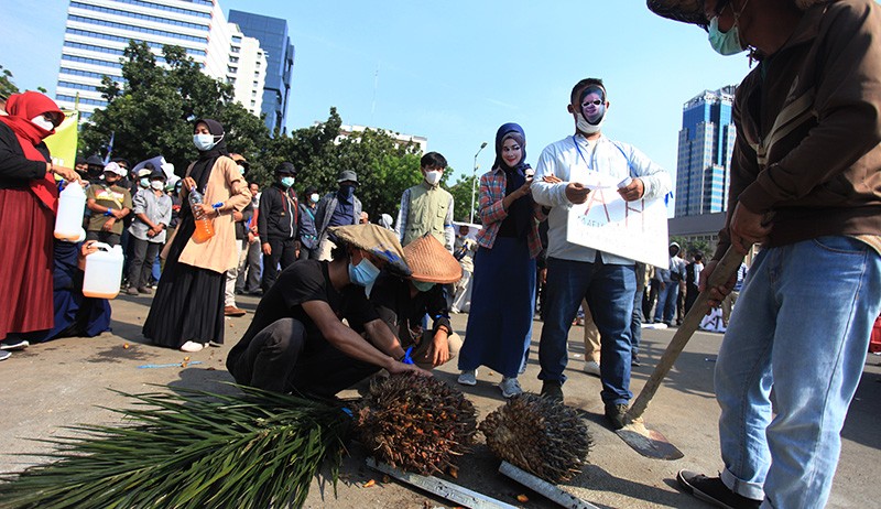 Pengunjuk Rasa Anti KKN Terbakar saat Demo di Kawasan Patung Kuda - Bagian 3