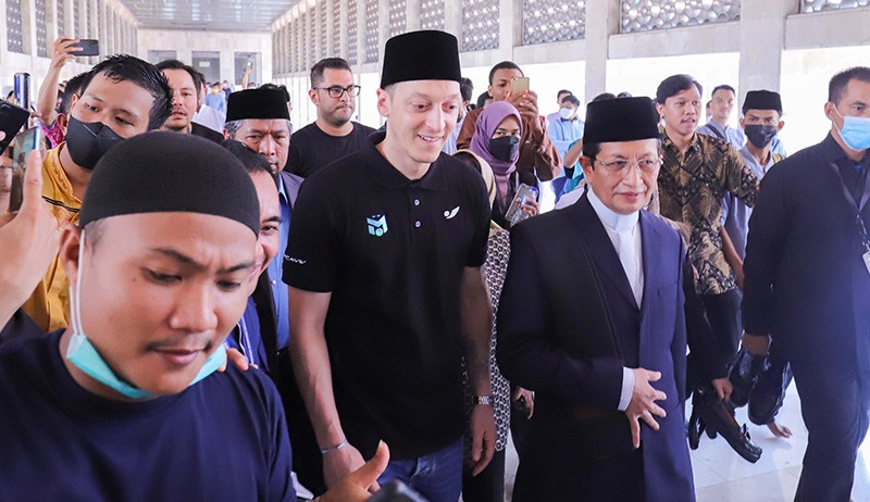 Pakai Kopiah Hitam, Mesut Ozil Khusyuk Sholat Jumat di Masjid Istiqlal - Bagian 2