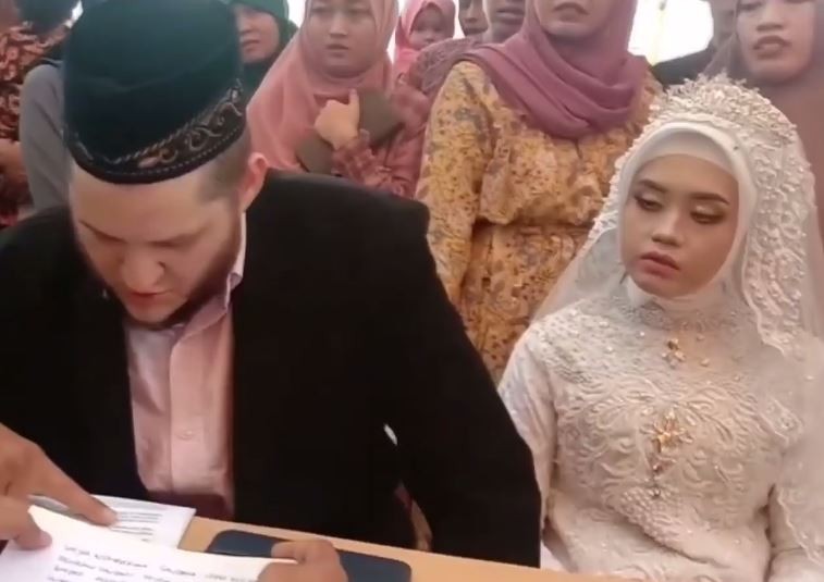 Pacaran di Facebook, Bule Amerika Nikahi Gadis Jombang