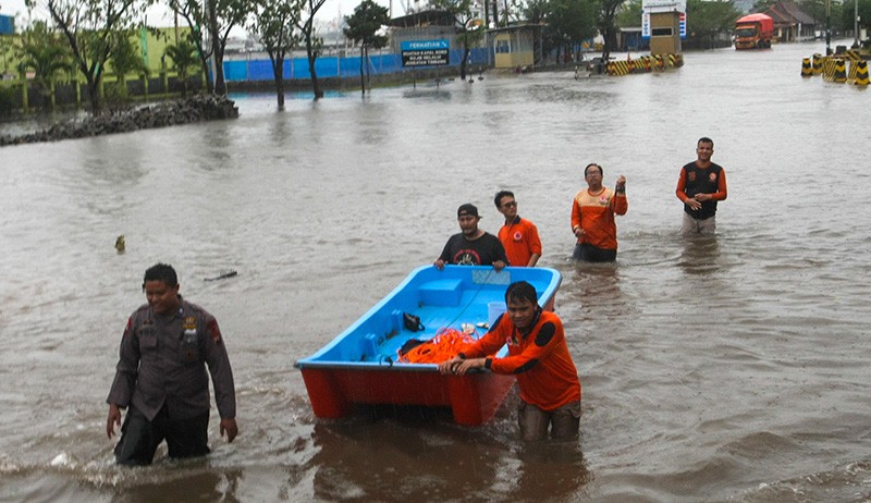 Lanal Semarang Kerahkan Prajurit Perbaiki Tanggul Jebol di Tanjung Emas - Bagian 4