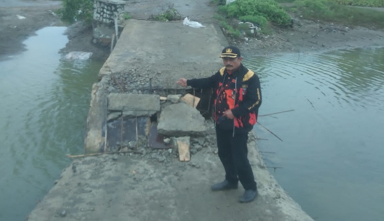 Jembatan Penghubung Antardesa di Karawang Ambruk, Akses Warga Tertutup