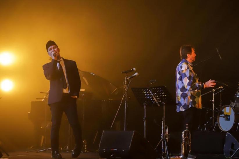 Tampil Nyentrik dengan Setelan Jas Hitam , Ahmad Dhani Guncang Panggung Java Jazz 2022  - Bagian 3