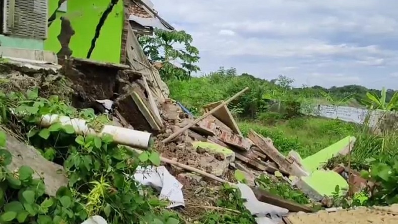 Tanah Ambles Terjang Kertasemaya Indramayu, 2 Rumah Warga Hancur