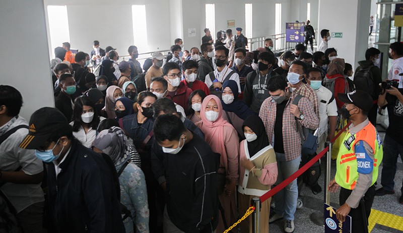 Rute KRL Berubah, Penumpang Kereta Menumpuk di Stasiun Manggarai - Bagian 2