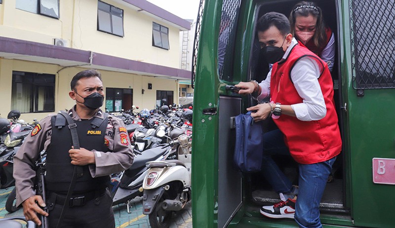 Momen Adam Deni Peluk Sang Ibu usai Dituntut 8 Tahun Penjara - Bagian 4