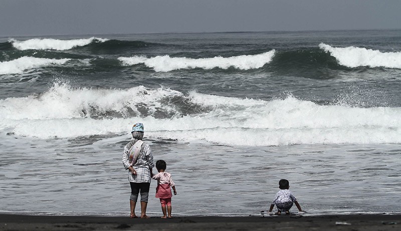 Waspada, Gelombang Tinggi di Pesisir Pantai Selatan hingga 7 Juni - Bagian 1