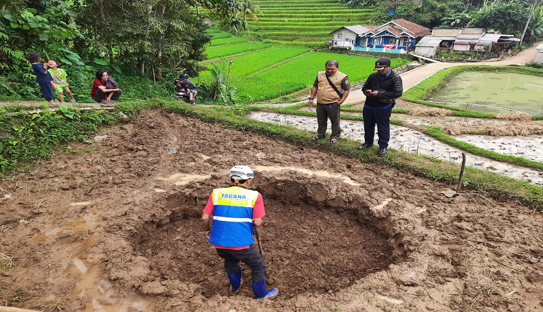 Lubang Misterius Muncul di Area Persawahan Cikalongwetan KBB, Diawali Suara Gemuruh