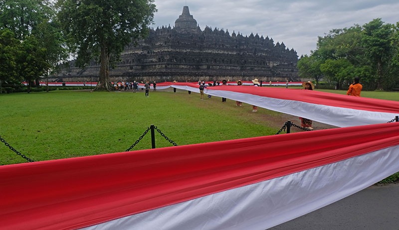 Hari Lahir Pancasila, Merah Putih Sepanjang 1 Km Membentang di Candi Borobudur - Bagian 2