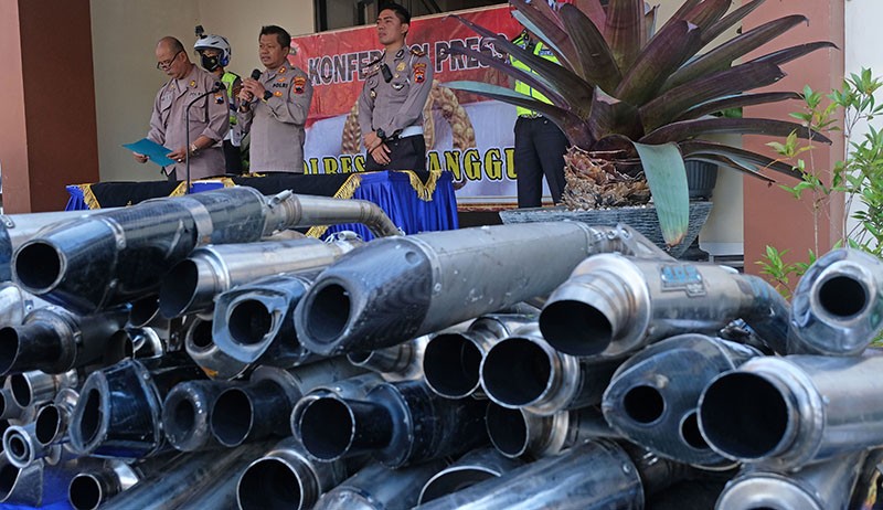 Ratusan Knalpot Bising Hasil Razia Dibelah Polisi - Bagian 3