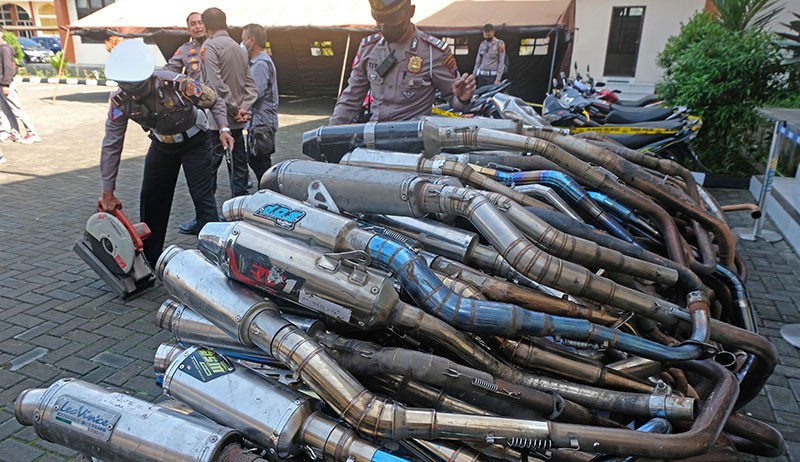 Ratusan Knalpot Bising Hasil Razia Dibelah Polisi - Bagian 2