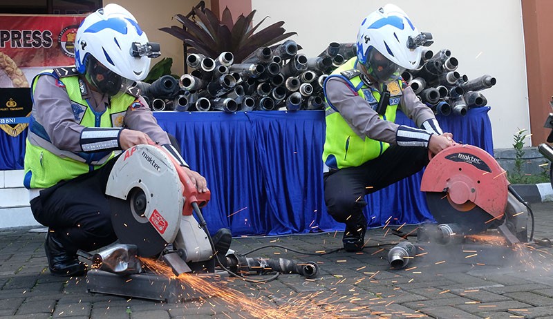 Ratusan Knalpot Bising Hasil Razia Dibelah Polisi - Bagian 1
