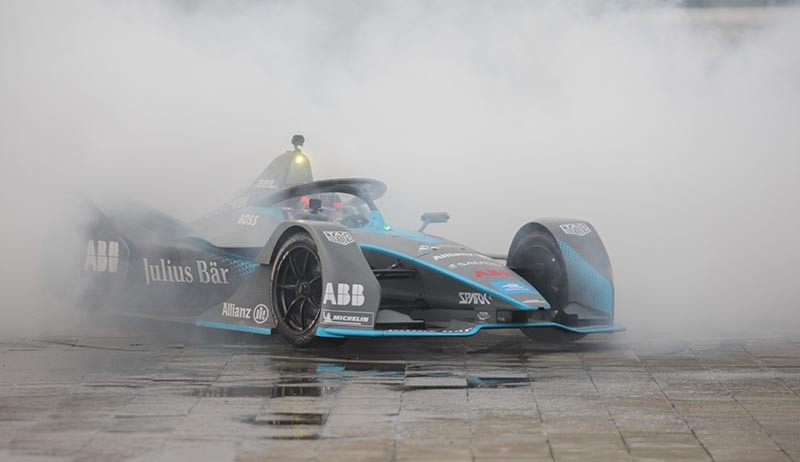 Pembalap Asal Belanda Keturunan Indonesia Pamer Kekuatan Mesin Mobil Formula E - Bagian 1