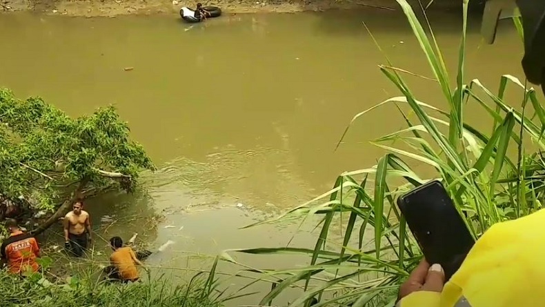 Medan Gempar, Mayat Laki-Laki Tanpa Identitas Tersangkut di Pinggir Sungai Deli
