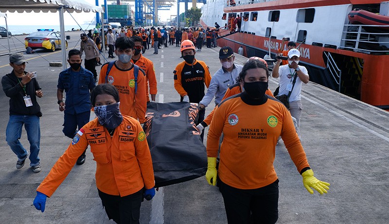 Basarnas Evakuasi 2 Jenazah Korban KM Ladang Pertiwi Tenggelam  - Bagian 2