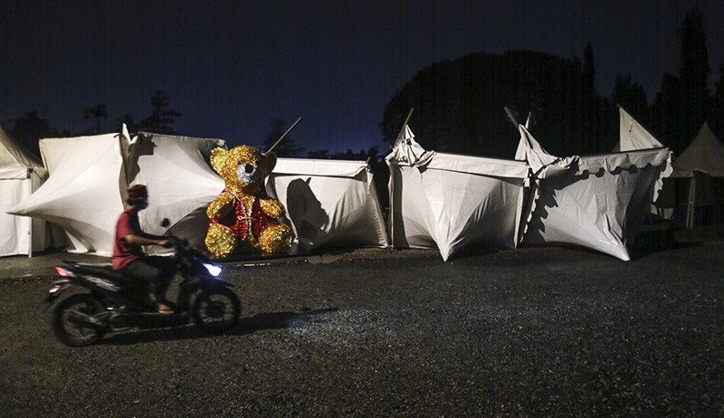 Penampakan Tenda Lebaran Depok Roboh Diterjang Angin Kencang - Bagian 1