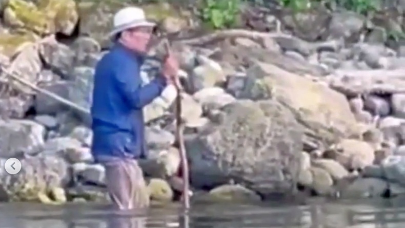 Potret Pilu Ridwan Kamil saat Cari Eril, Susuri Sungai Aare Sendiri Bawa Ranting Pohon