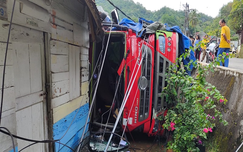 Truk Tangki Jatuh Timpa 3 Rumah di Sibolga, Warga Panik Takut Meledak