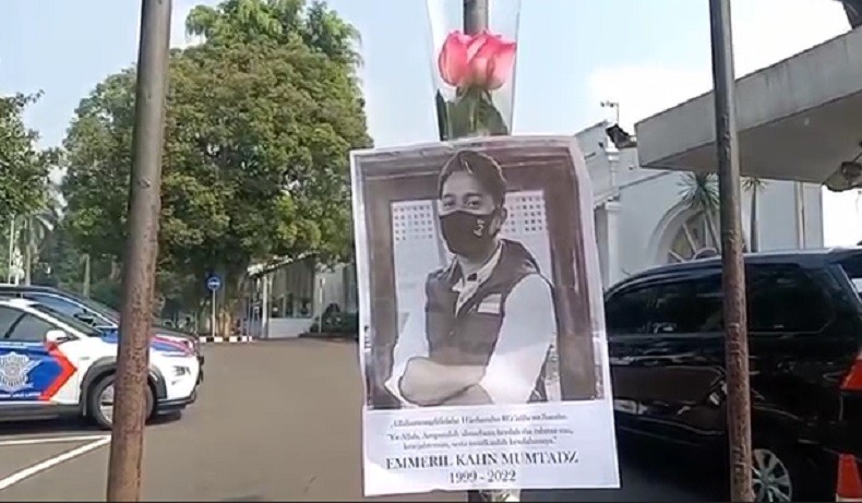 Berduka Meninggalnya Emmeril, Masyarakat Tabur Bunga di Rumah Dinas Ridwan Kamil