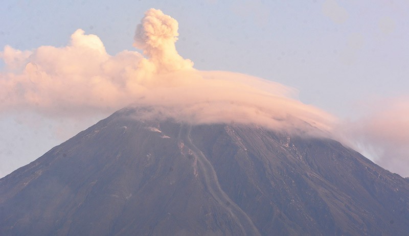 Penampakan Gunung Semeru Status Siaga Keluarkan Asap Tebal - Bagian 1