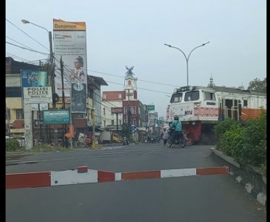 Ngeri! Detik-Detik Pemotor Tewas Ditabrak Kereta Api gegara Nekat Terobos Pelintasan